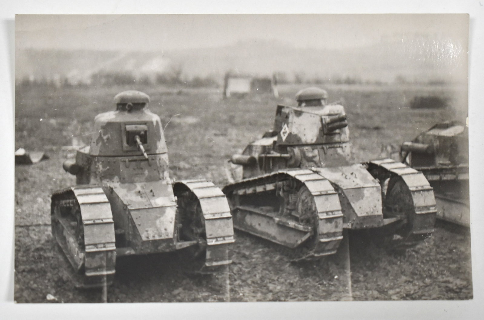 WW1 1917 RENAULT FT TANKS ON BATTLEFIELD WESTERN FRONT: WW1 1917 Renault Ft Tanks On Battlefield Western Front Dimensions: 5.5in x 3in Provenance: Acquired from a prominent collector, representing an important private collections. Li Daichen 李ô