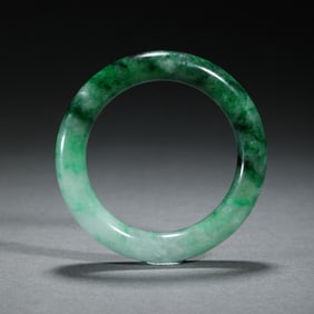 EXQUISITE GREEN JADEITE BANGLE
