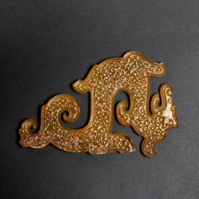 A JADE DRAGON - SHAPED PENDANT
