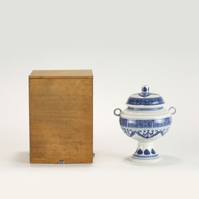 QING QIANLONG BLUE AND WHITE PORCELAIN LIDDED CENSER IN BOX