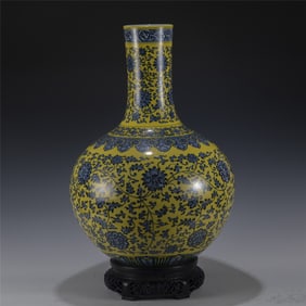 QING QIANLONG BLUE AND WHITE YELLOW GLAZE BOTTLE