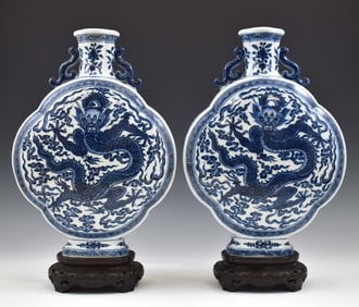 PR.QIANLONG QUATRE-FOIL LOBED MOON VASES ON STAND