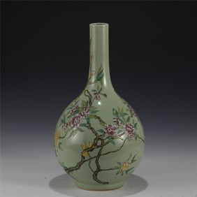 QING QIANLONG FAMILLE ROSE VASE
