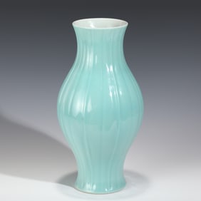 YONGZHENG PEACOCK GREEN GLAZED WILLOW VASE
