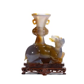 EXQUISITE AGATE CARVING OF LYING DEER WITH CONTAINER
