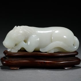 AN EXQUISITE JADE - CARVED HORSE ORNAMENT