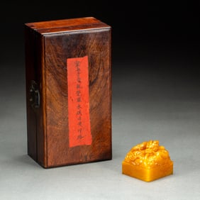 SEAL WITH DRAGON - SHAPED KNOB AND WOODEN BOX