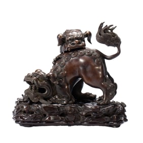 ORNATE BRONZE LION FIGURINE SYMBOLIZING PROTECTION