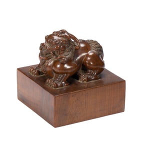 A SEAL WITH A LION - SHAPED KNOB
