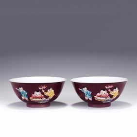 A PAIR OF QIANLONG FAMILLE ROSE BOWLS