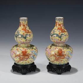PAIR OF CHINESE YONGZHENG FAMILLE ROSE GOURD BOTTLE