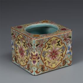 QING QIANLONG FAMILLE ROSE BRUSH POT