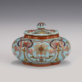 GILT FAMILLE ROSE AUSPICIOUS FLORAL LIDDED JAR