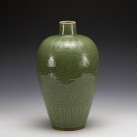 MING LONGQUAN MEIPING PLUM JAR