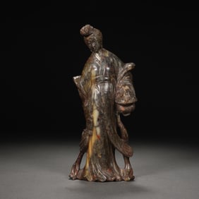 AGATE STATUE OF A COURT LADY