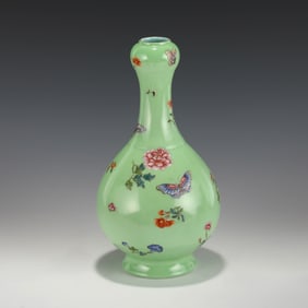 QIANLONG FAMILLE ROSE APPLE GREEN GROUND GARLIC VASE