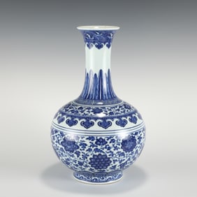 QING DYNASTY QIANLONG BLUE AND WHITE REWARD VASE