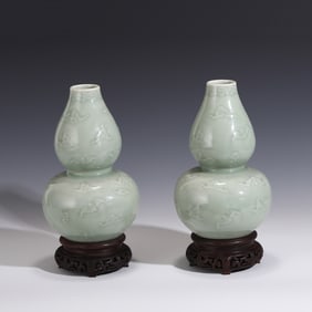 FU BATS SGRAFITTO DOUBLE GOURD VASE ON STANDS