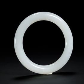 WHITE JADE BANGLE WITH SMOOTH CIRCULAR SHAPE