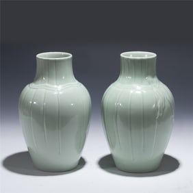 QING YONGZHENG BEAN GREEN GLAZED MELON-EDGE VASE