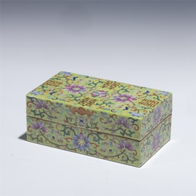 QING JIAQING FAMILLE ROSE LIDDED BOX