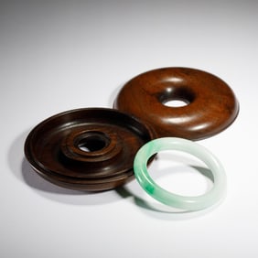 JADE BANGLE WITH A CIRCULAR WOODEN BOX