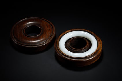 WHITE JADE BANGLE IN CIRCULAR WOODEN BOX