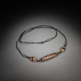 NECKLACE WITH INTRICATELY PATTERNED DZI BEADS