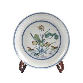 A FINE CHINESE DOUCAI PORCELAIN PLATE