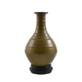 A FINE CHINESE TEA DUST GLAZED BOTTLE VASE ON STAND