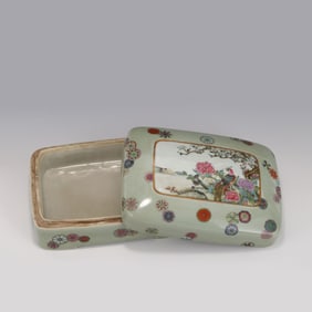 QIANLONG FAMILLE ROSE PEACOCK LIDDED BOX