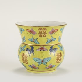 QING TONGZHI FAMILLE ROSE BUTTERFLY VASE