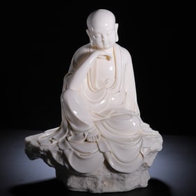 DEHUA WHITE PORCELAIN STATUE OF MEDITATING ARHAT
