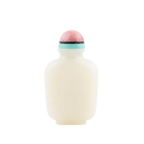 A CARVED WHITE JADE SNUFF BOTTLE