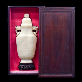 JADE LIDDED VASE IN PROTECTIVE BOX