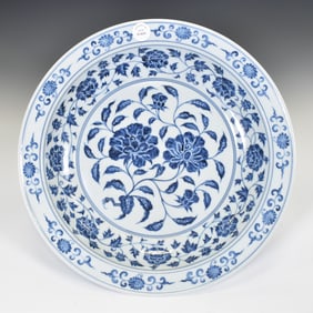 A LARGE BLUE AND WHITE PEONY SCROLL CHARGER