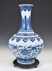 CHINESE DAOGUANG BLUE AND WHITE LOTUS REWARD VASE