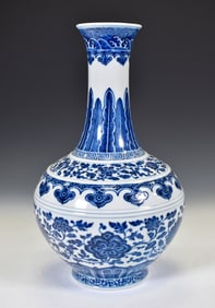 QING QIANLONG BLUE & WHITE REWARD VASE