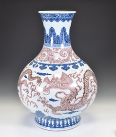 A LARGE CHINESE BLUE AND RED ENAMELLED THREE-DRAGON BOTTLE VASE