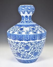 QING QIANLONG BLUE AND WHITE GARLIC VASE