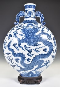 CHINESE QIANLONG BLUE & WHITE MOON HOLDING VASE