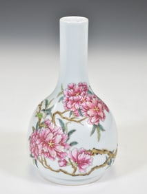 QIANLONG PEONY MOTIF MALLET VASE