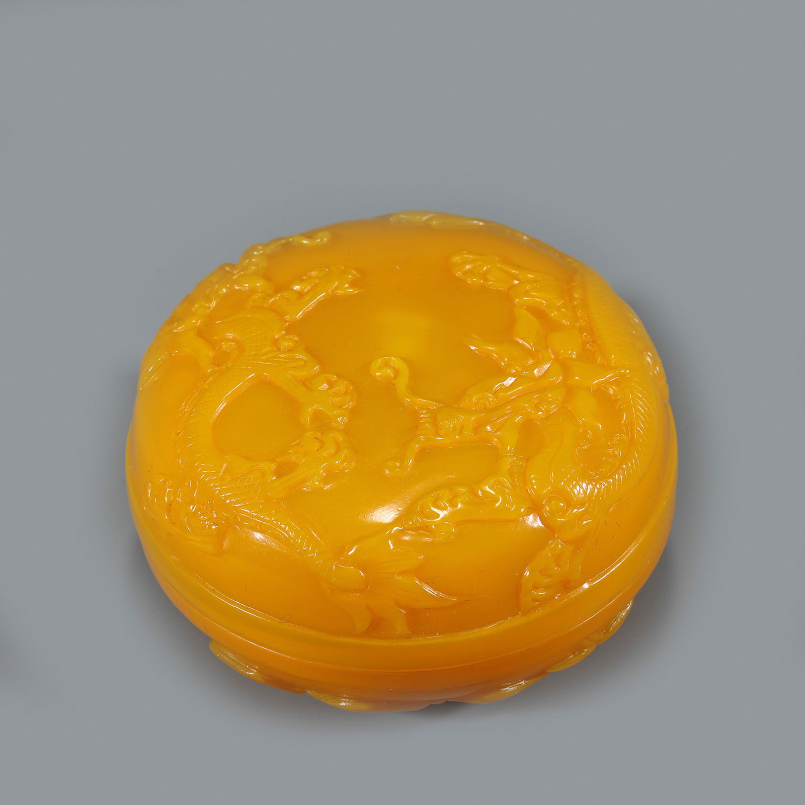 QING DAOGUANG PEKING GLASS TRINKET BOX: Dimensions: Width: 8.5cm, Height: 5cm Chinese Qing Dynasty DaoGuang Yellow Peking Glass Trinket Box. The Peking glass carved into a circular form, correspondence dome lid and there is a tongue at the