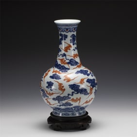 QING QIANLONG BLUE & WHITE RED HUNDRED BAT VASE ON STAND