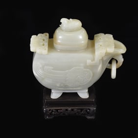 A CARVED WHITE JADE RITUAL VESSEL AND COVER