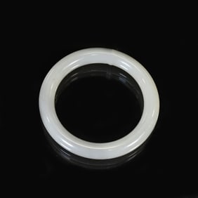 A FINE WHITE JADE BANGLE