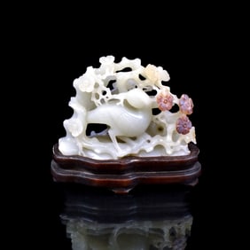 CHINESE CARVED JADE OF MAGPIE ON STAND