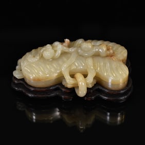 CARVED JADE BOX OF TWO CHILDREN ON A LEAF
