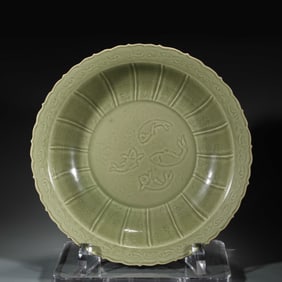 MING LONGQUAN CELADON SCALLOPED RIM CHARGER