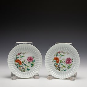 PAIR FAMILLE ROSE FLOWER PLATES